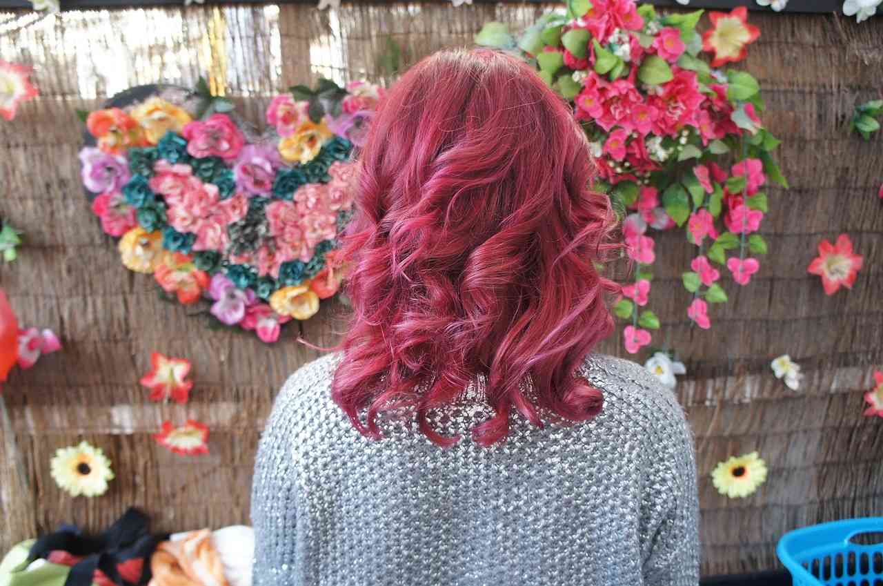 Розовые волосы в крупных локонах